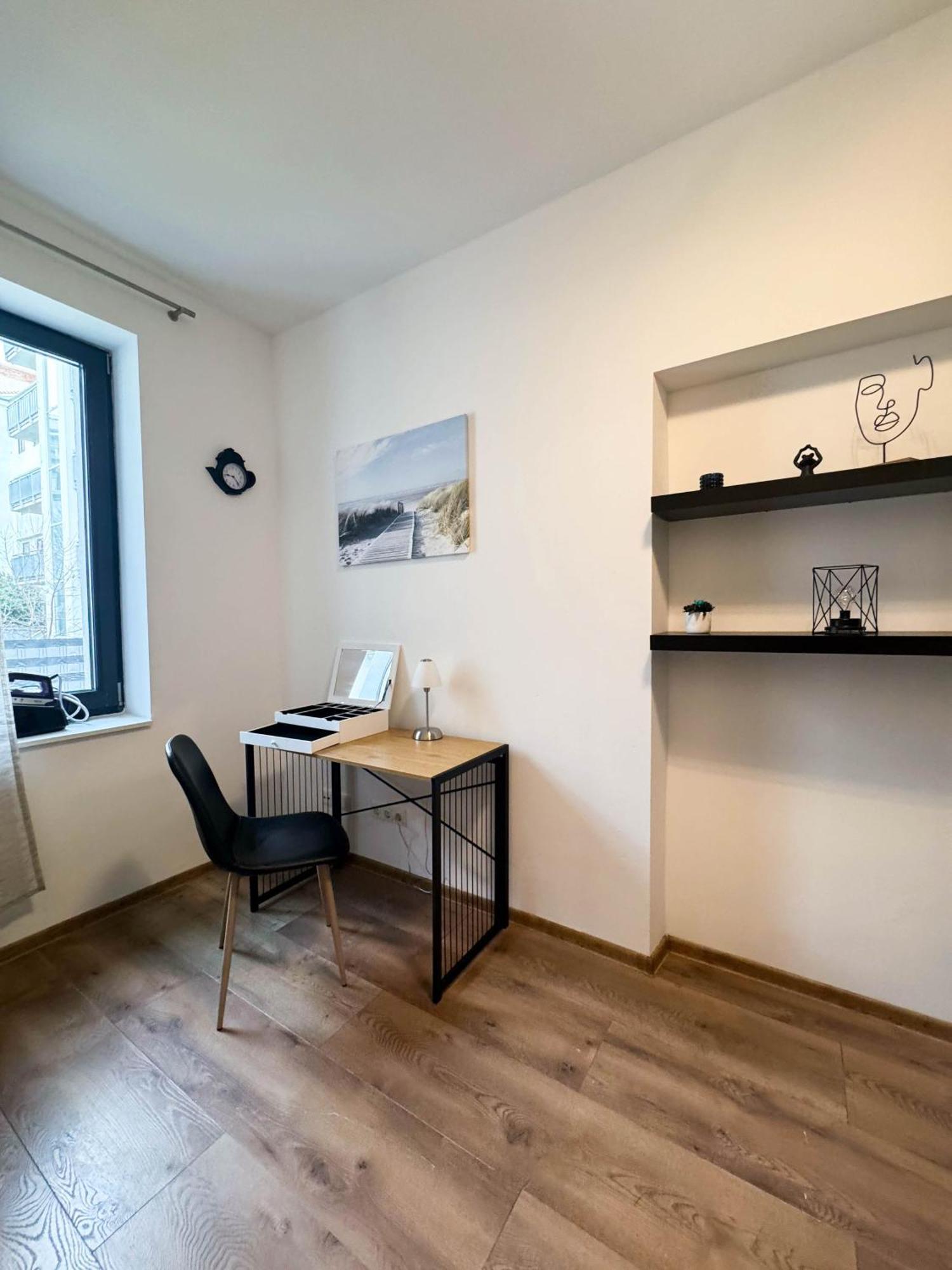 Cozy In Location With Free Parking Apartment *